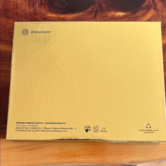 Gold Eyeshadow Palette - Picture 3 of 3